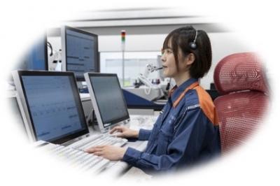 指令センター員が通報を受けている画像