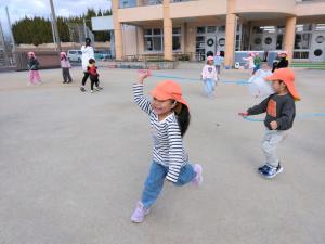 たこあげをする園児