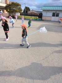 たこあげをする園児2