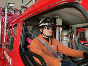 消防車の運転手がサングラスを着用して運転している画像