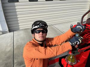 救助工作車の運転手がサングラスを着用してクレーン操作をしている画像2