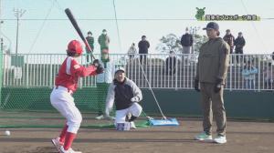 指導を受ける野球少年