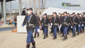 出初式で行進する消防隊員