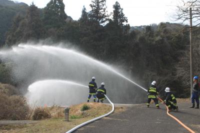 火点に向けて放水する様子