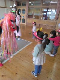 節分の鬼と園児2