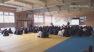 話を聞く国東高校生