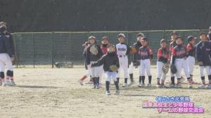 ボールをキャッチしようとする少年