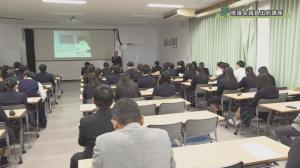 議員の話を聞く生徒たち