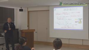 講師の話を聞く女性たち