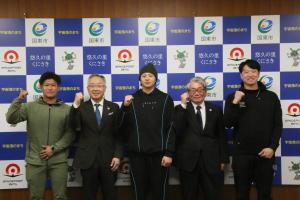 市長が川瀬選手と幸野選手らとガッツポーズをしています