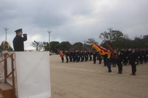 市長が敬礼しています2