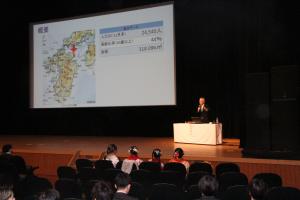 市長がプロジェクターを使用しながら講演しています