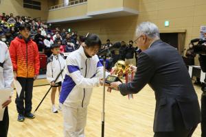 市長が選手へ表彰トロフィーを渡しています