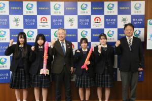 市長と国東高等学校の皆さんがガッツポーズをしています