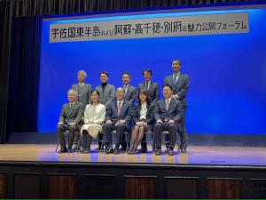 参加した市長らとステージ上に並んでいます