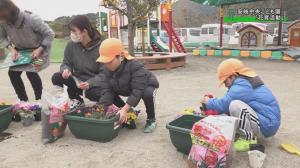 園児が花を植えています
