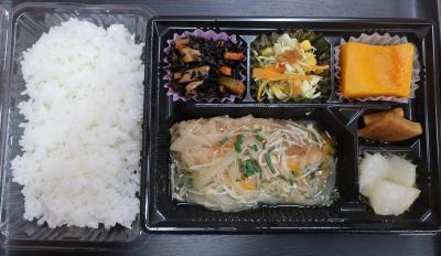 三角ベースのお弁当の写真の1つ目です。