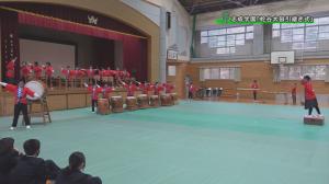 蛇谷太鼓を披露する志成学園の生徒たち