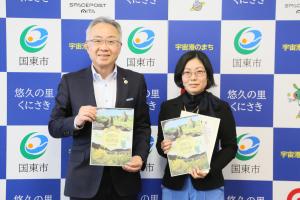 市長と内田さんが並んでいます