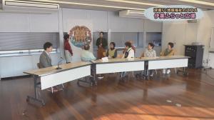 人が集まって話をしています