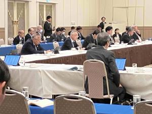 市長が会議で発言しています