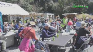 ミツマタ祭りの来場者たち