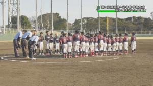 両チームと審判たちが整列して挨拶する様子