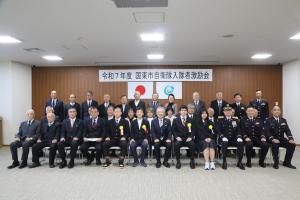 市長と自衛隊に入隊した方々が並んでいます