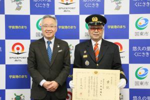 市長と消防団長が並んでいます