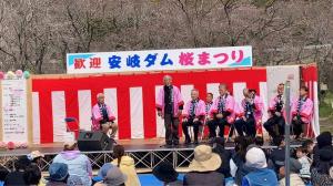 市長が来賓の方々と共にステージに登壇しています