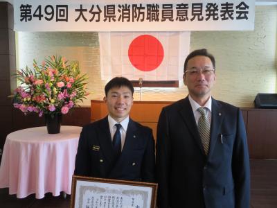 表彰状を持ち記念撮影をしている画像