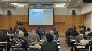 市長がプロジェクターを使用しながら講演しています