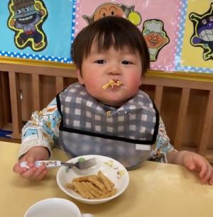 マカロニを食べる園児