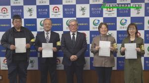 市民特派員4名と副市長の記念撮影