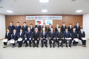 市長と新採用職員が並んでいます