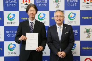 市長と地域おこし協力隊の方が並んでいます