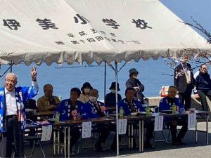 市長が来賓の方々と並んでいます