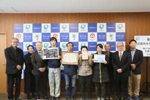 市長と三角ベースのみなさまが並んでいます