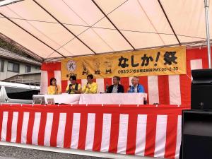 市長がステージ上で参加者の方とお話しされています