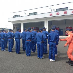 横隊になり礼式の訓練を行っている画像