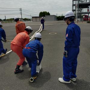 消防職員からホースの伸ばし方を教わっている画像