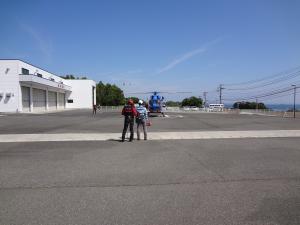 消防隊員が防災ヘリの隊員から誘導要領を教わっている画像