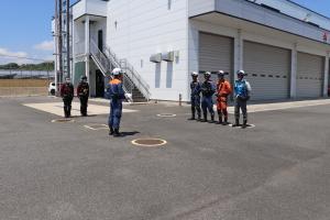 警防課長が訓練の講評を行っている画像