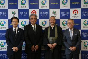 市長と教育長と、辞令交付を受けた方が並んでいます