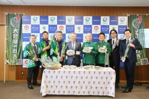 市長とセブンイレブンジャパンの方が並んでいます