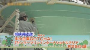 船舶を磨いているヤンマーの作業員