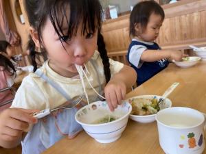 食事中のばら組園児