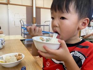 食事をするゆり組園児