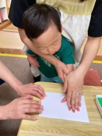 手形をとっている園児