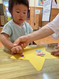 作品作り中の園児